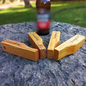 bridor de botellas artesanal en madeira de piñeiro con pirogravado Enxebre e imán integrado, artesanía galega de Valdeorras