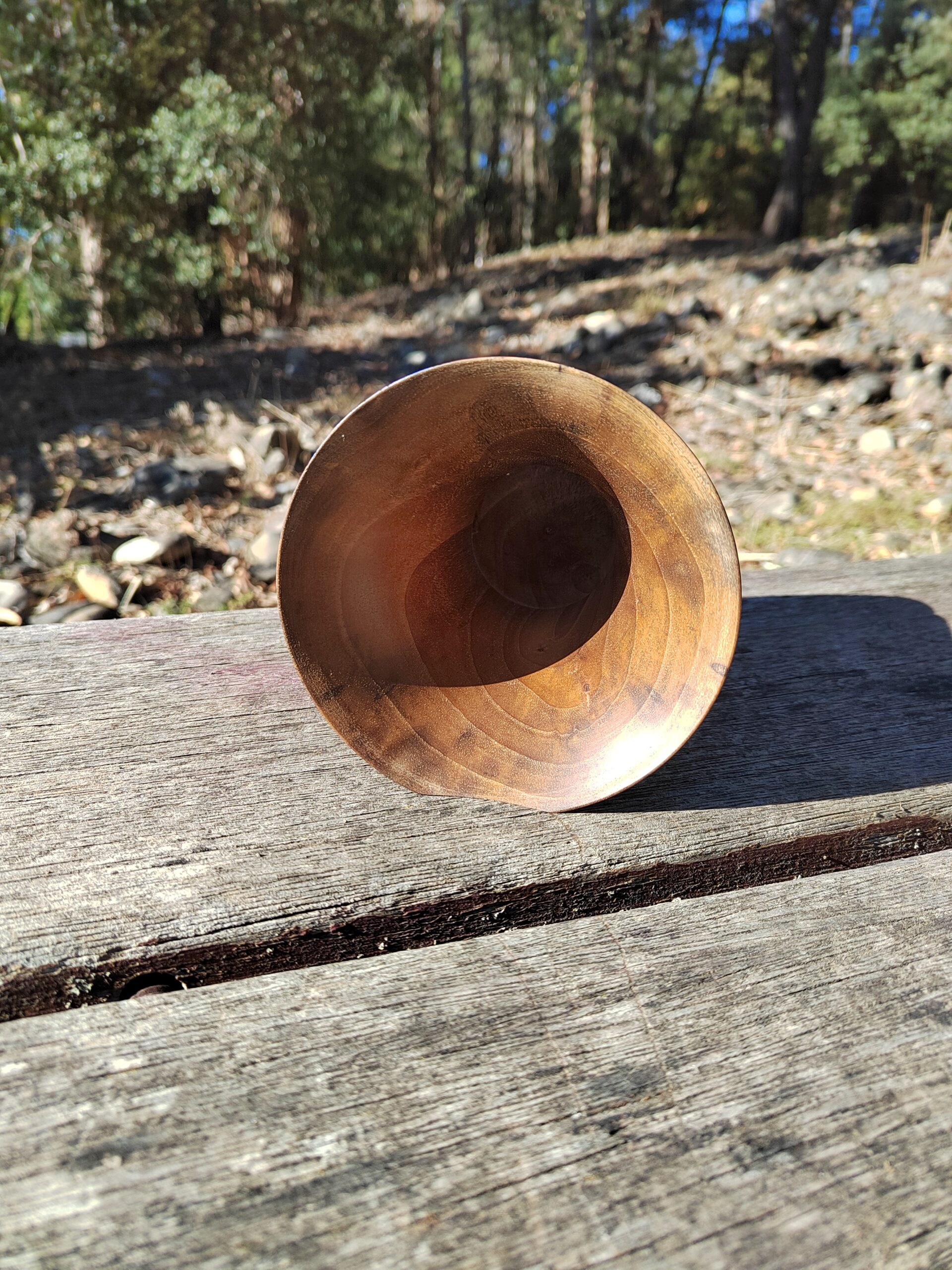 Amplificador de son pasivo artesanal feito en madeira de nogueira torneada, con deseño tribal pirogravado e acabado azul metalizado