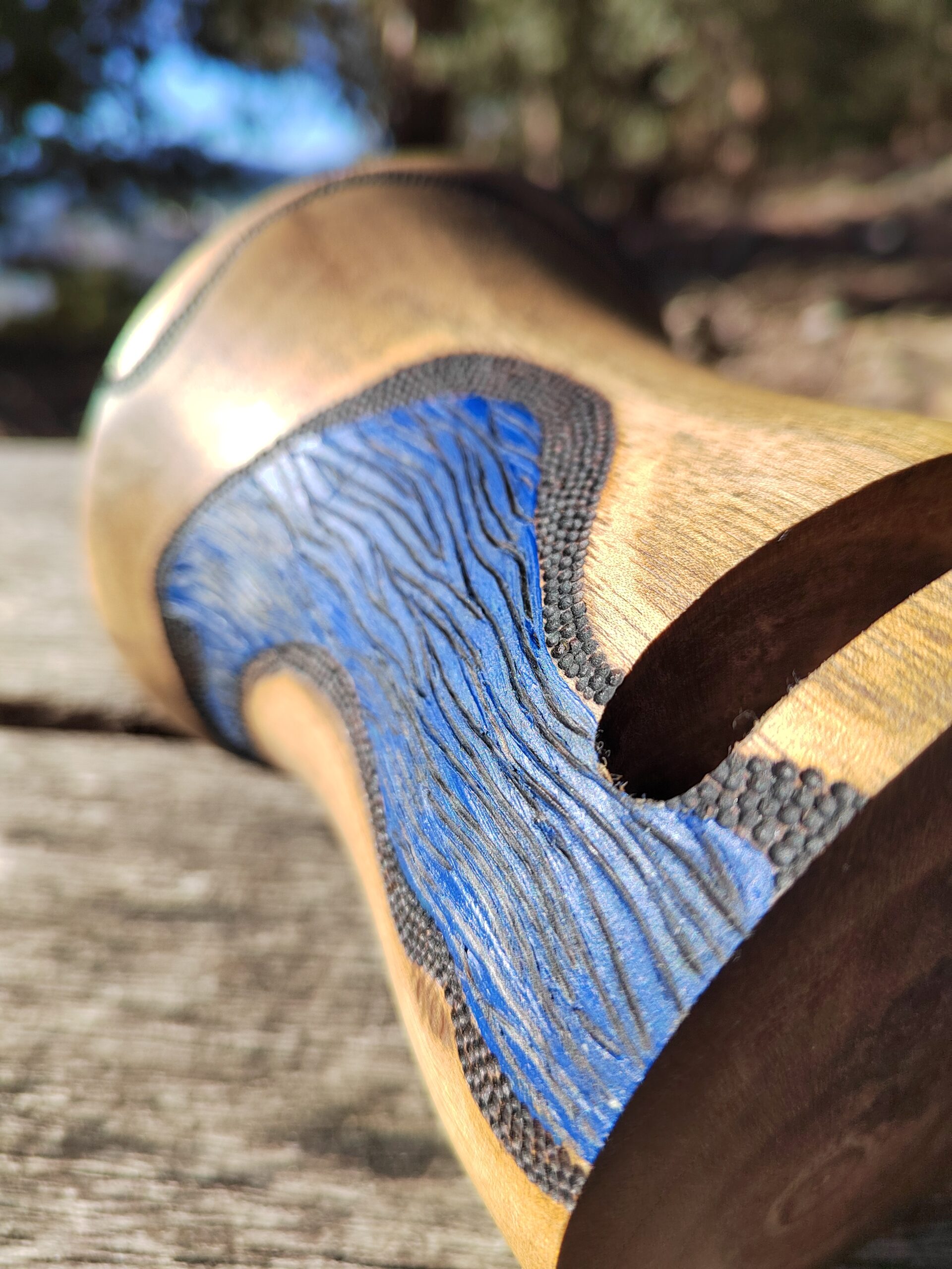 Amplificador de son pasivo artesanal feito en madeira de nogueira torneada, con deseño tribal pirogravado e acabado azul metalizado