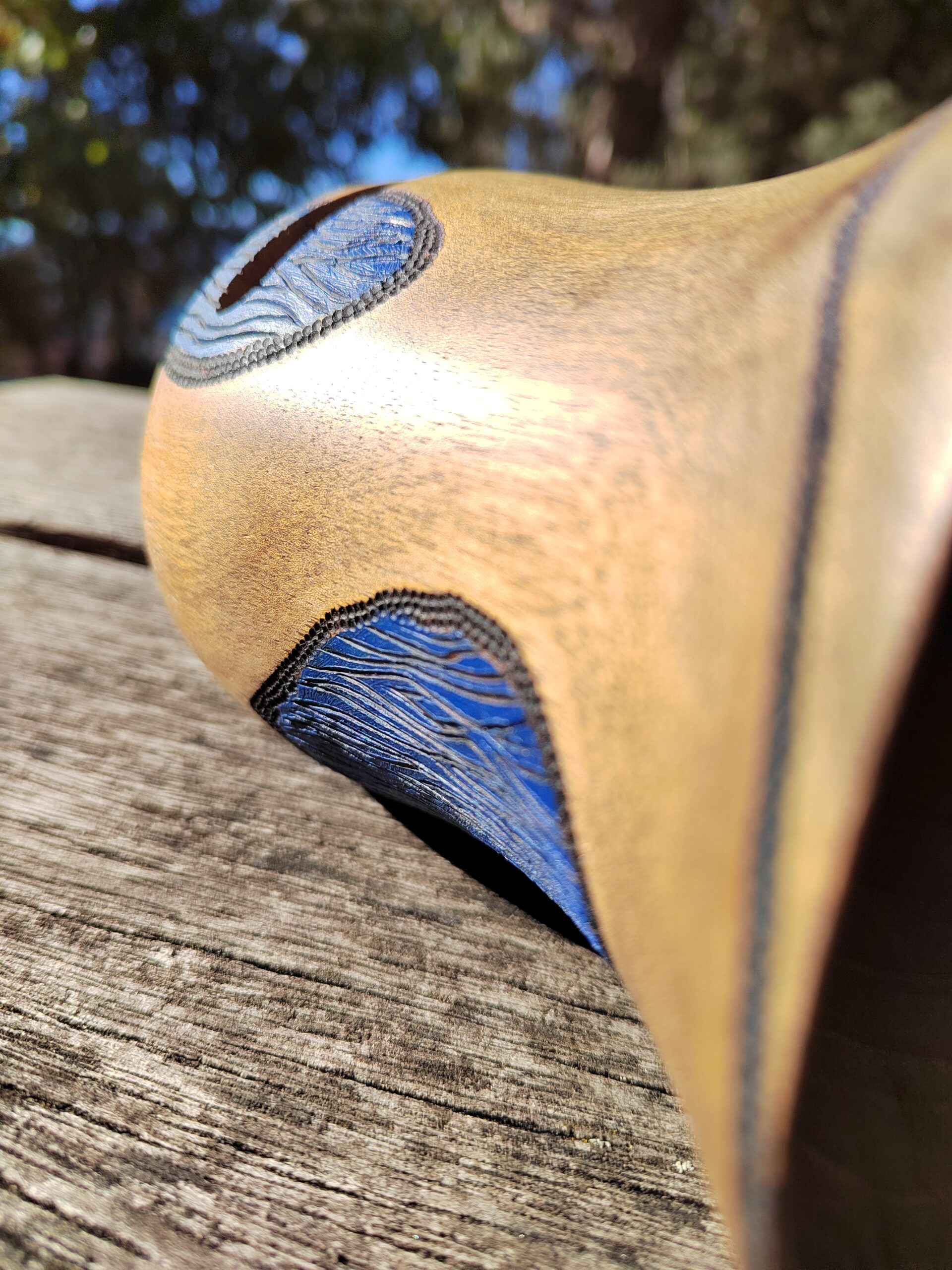 Amplificador de son pasivo artesanal feito en madeira de nogueira torneada, con deseño tribal pirogravado e acabado azul metalizado