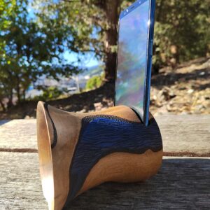 Amplificador de son pasivo artesanal feito en madeira de nogueira torneada, con deseño tribal pirogravado e acabado azul metalizado