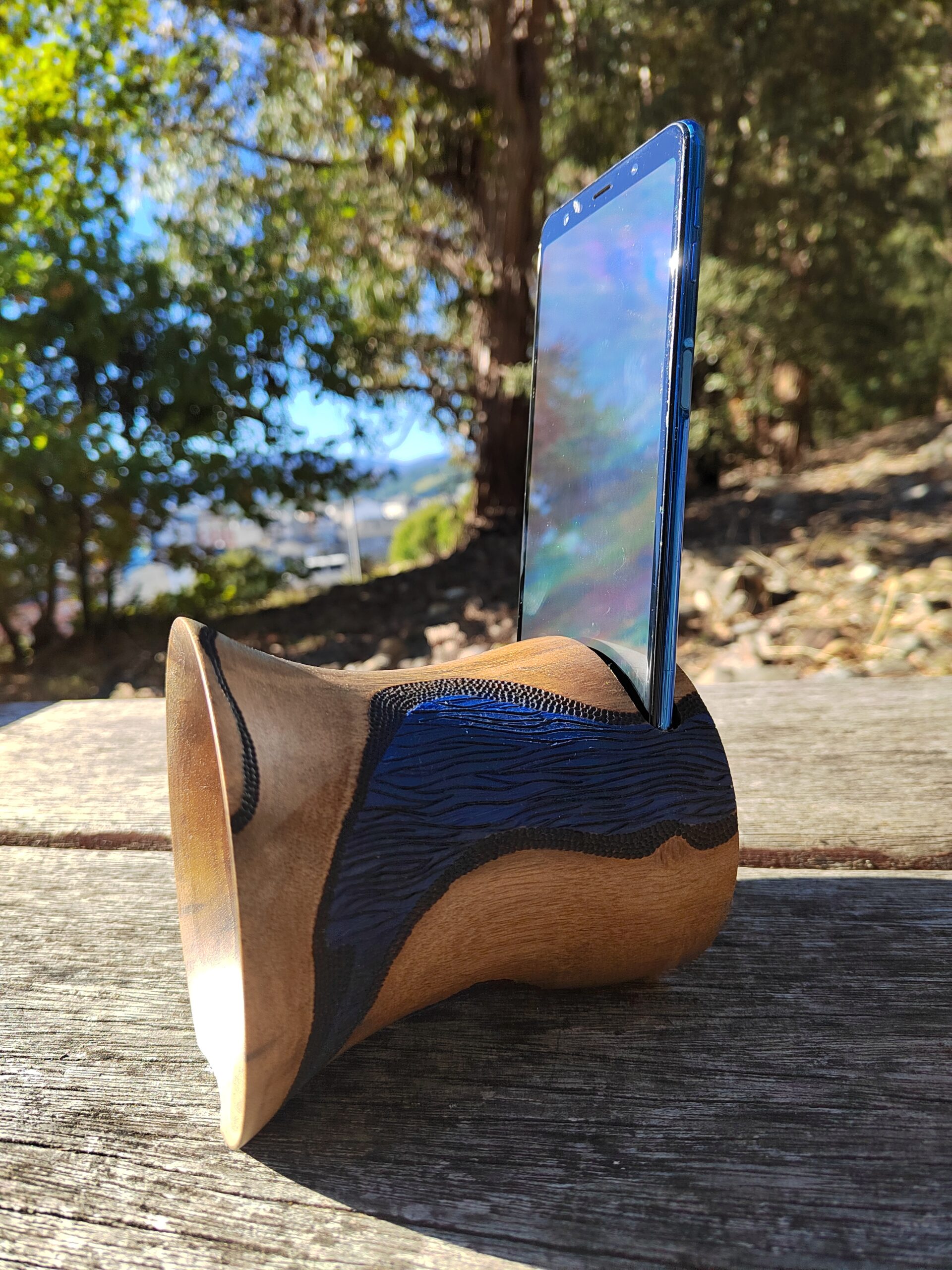 Amplificador de son pasivo artesanal feito en madeira de nogueira torneada, con deseño tribal pirogravado e acabado azul metalizado