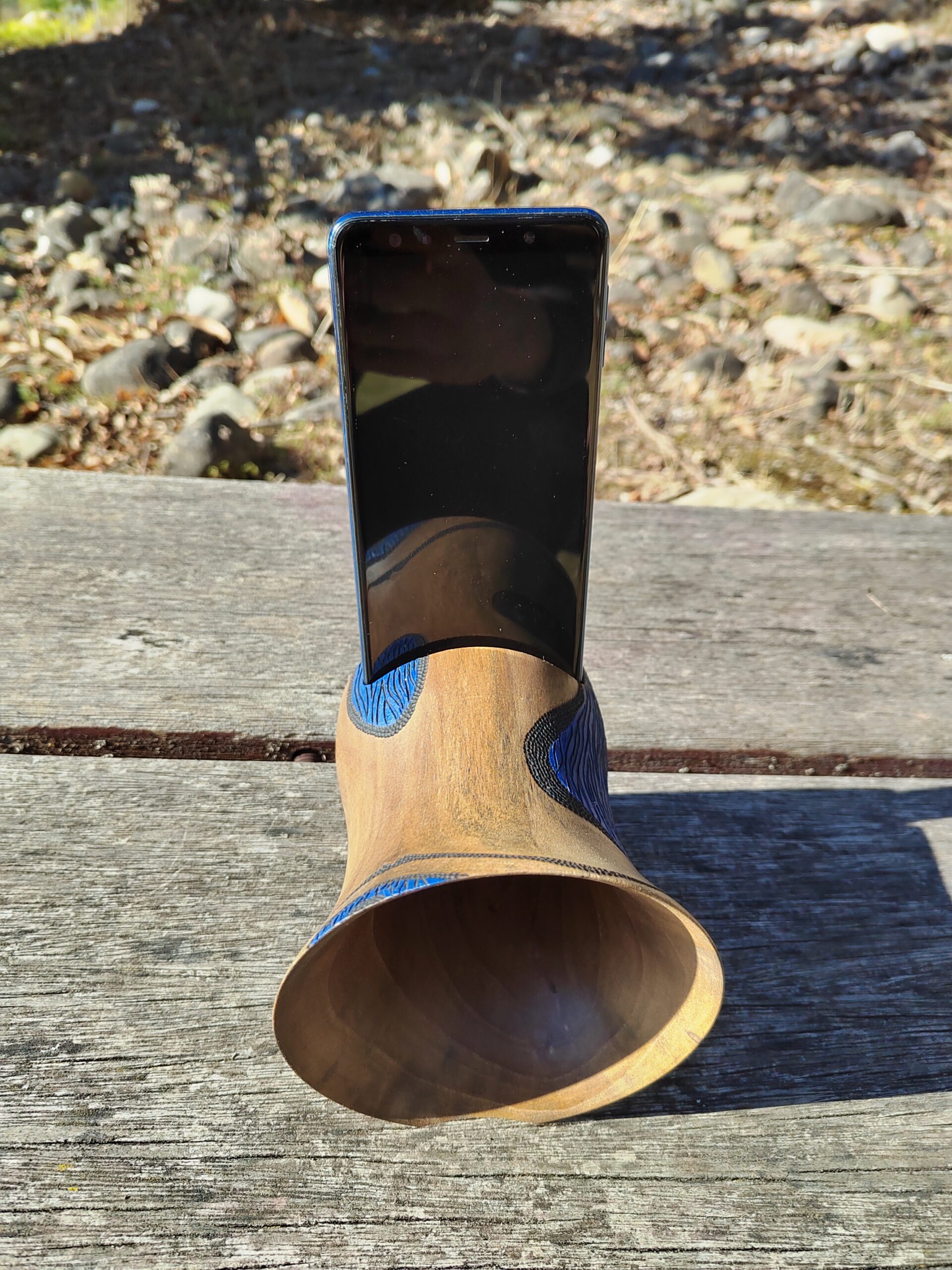 Amplificador de son pasivo artesanal feito en madeira de nogueira torneada, con deseño tribal pirogravado e acabado azul metalizado