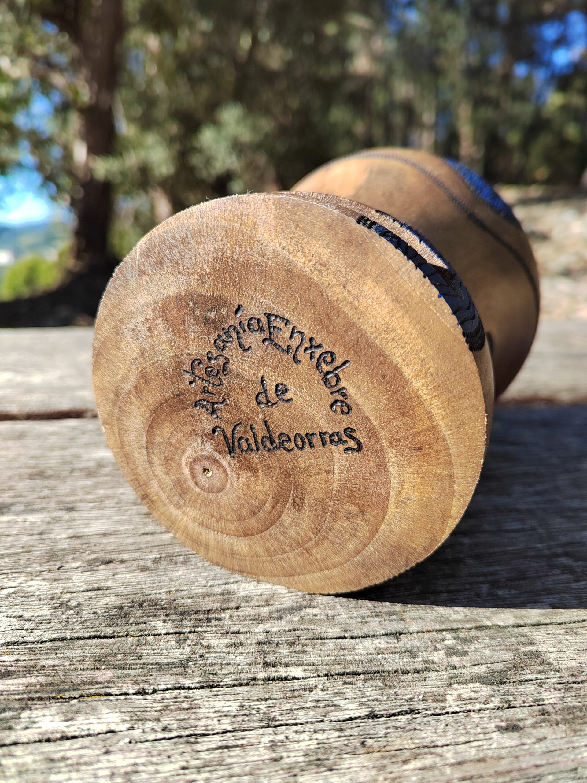 Amplificador de son pasivo artesanal feito en madeira de nogueira torneada, con deseño tribal pirogravado e acabado azul metalizado