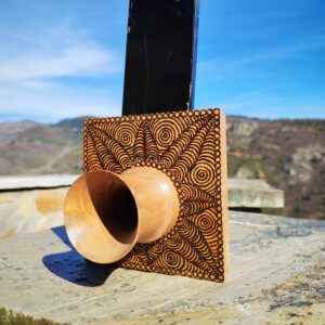 EcoSon Nós, amplificador de son pasivo artesanal en castiñeiro e nogueira con pirogravado xeométrico feito a man