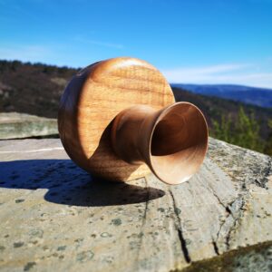 EcoSon Miniprime, amplificador de son pasivo de forma esférica torneado a man en castiñeiro e nogueira, artesanía galega