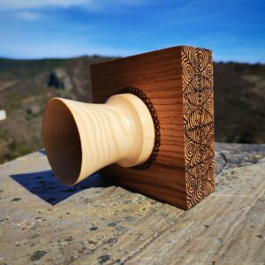 EcoSon Nós, amplificador de son pasivo artesanal en castiñeiro e freixo con pirogravado de círculos concéntricos feito a man
