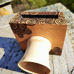 EcoSon Spiral, amplificador de son pasivo artesanal en castiñeiro e freixo con espirais celtas pirogravadas a man