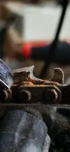 Dente de cadea de motoserra recén afiado e limpo, listo para cortar madeira de castiñeiro en Valdeorras