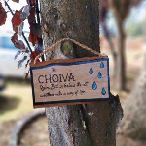 Cartel Choiva pirogravado en madeira de castiñeiro con ilustración de pingas de choiva pintadas a man, colgado con corda de cánamo