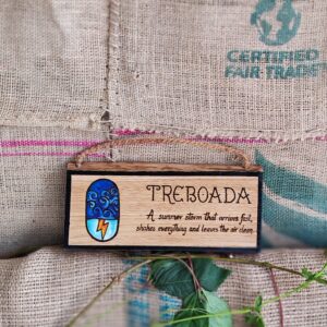 Cartel Treboada pirogravado en madeira de castiñeiro, con ilustración azul de tormenta e corda de cánamo
