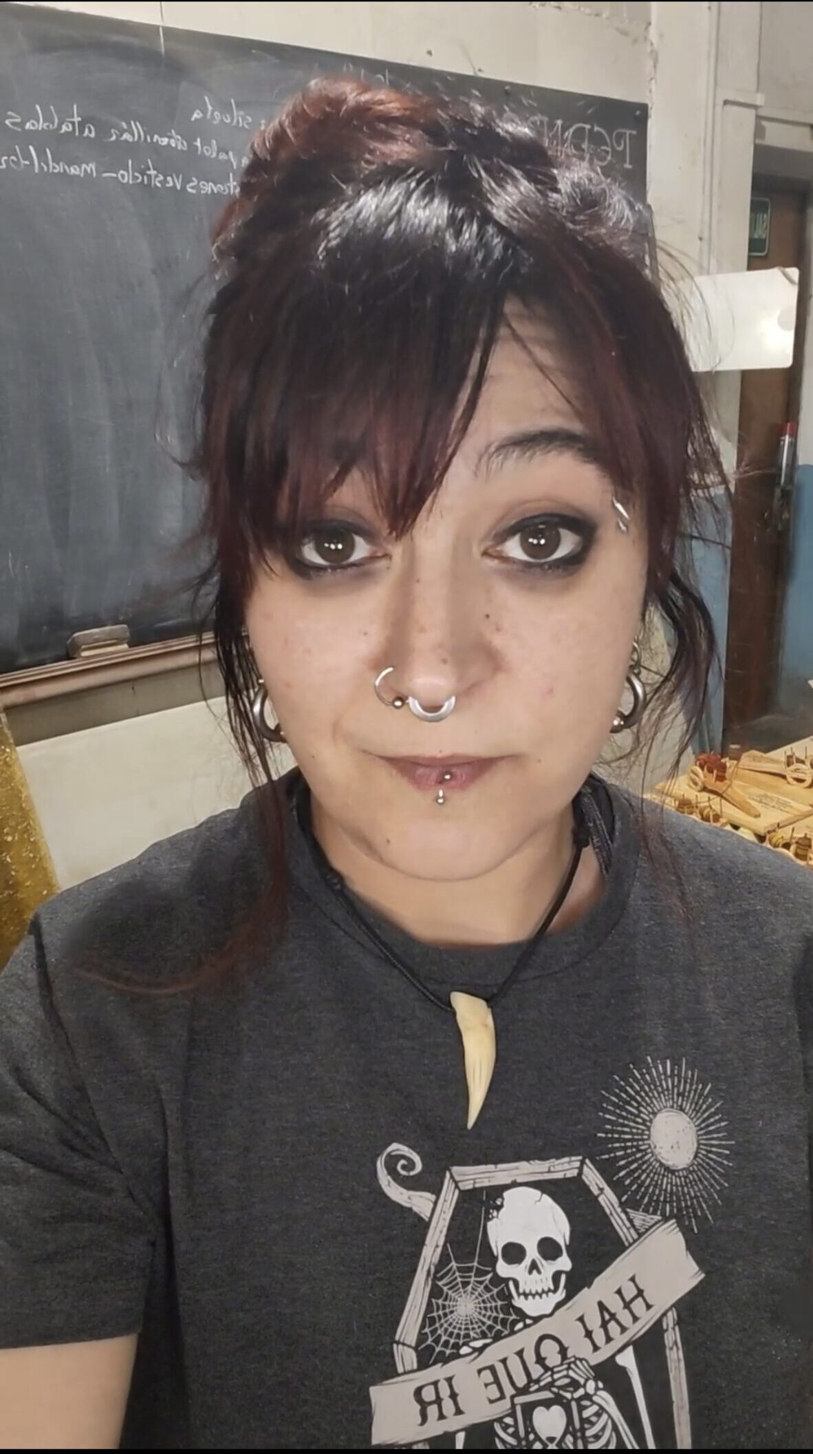 Sarinha explicando como calcar un debuxo en madeira