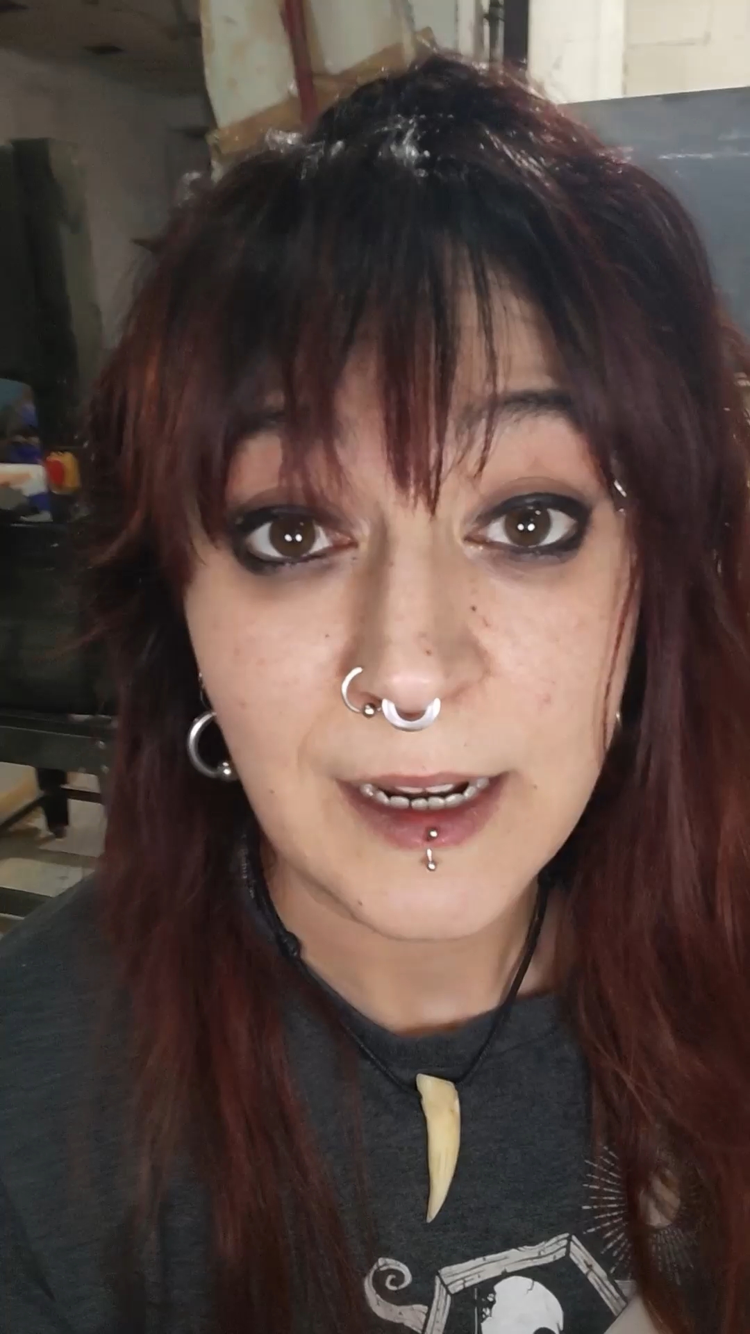 Sarinha explicando o erro de presión en pirogravado sobre madeira de piñeiro