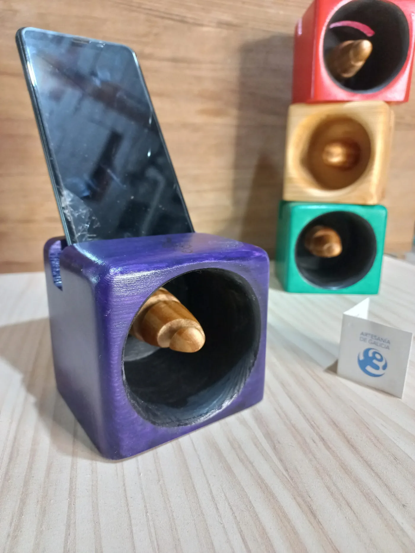 Altofalantes pasivos de madeira en forma de cubo, de cores, cun móbil apoiado