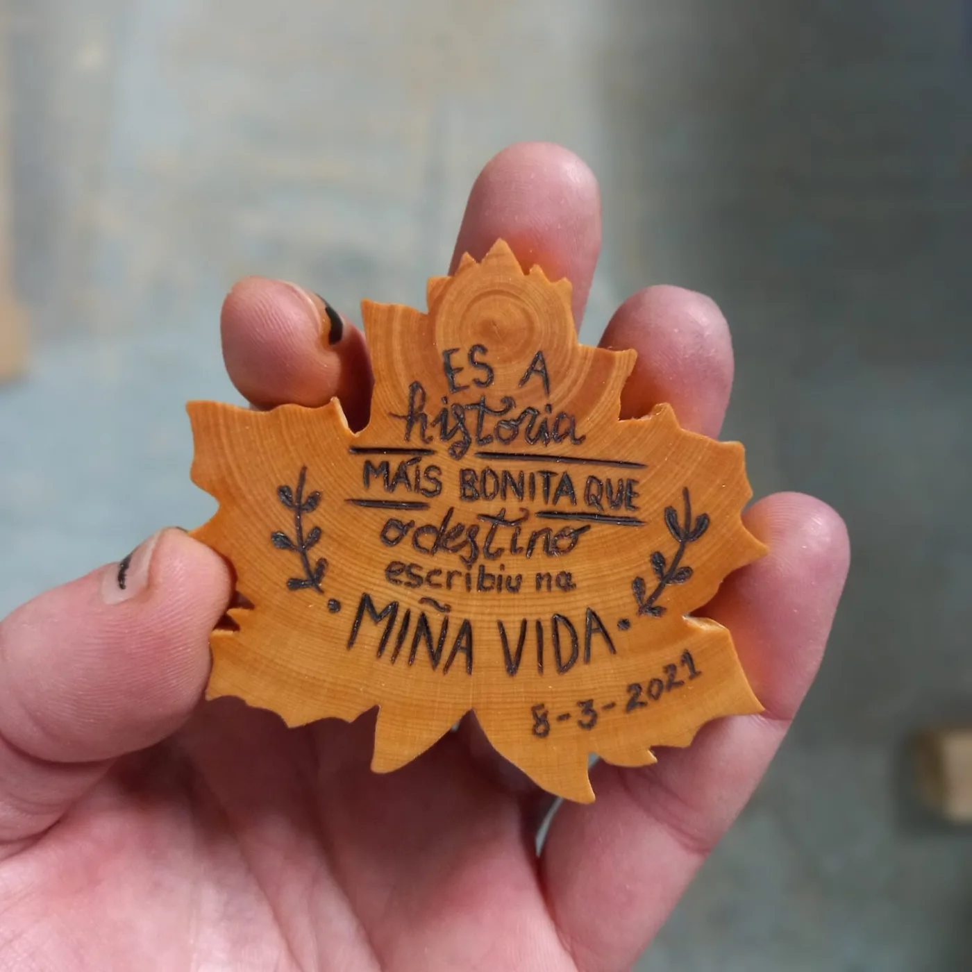 Folla de madeira pirogravada cunha frase de amor e unha data, agasallo para unha voda