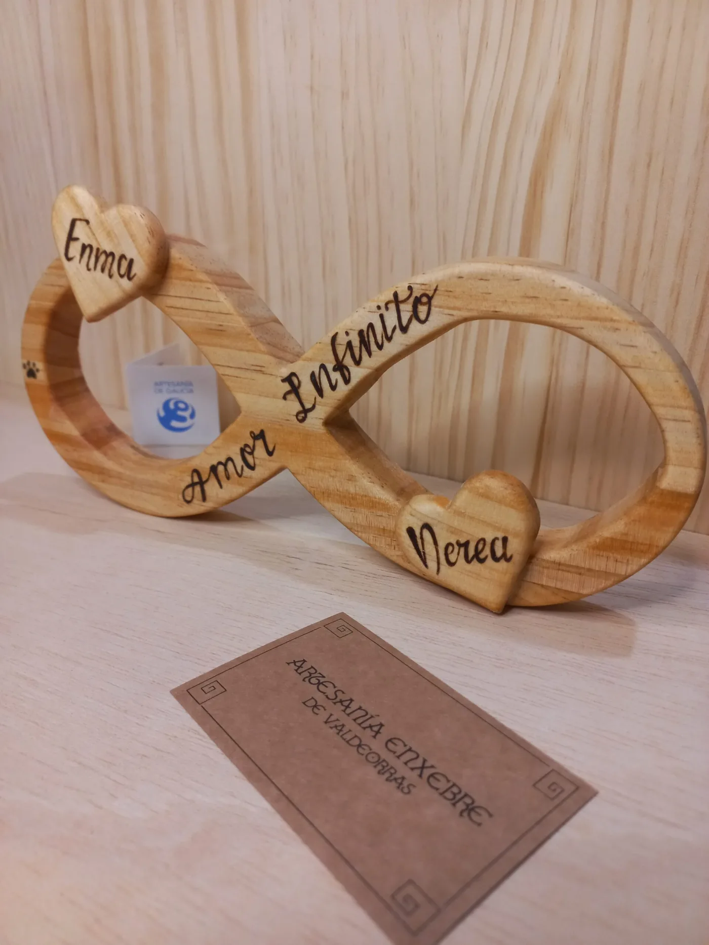 Símbolo do infinito de madeira con dous corazóns e nomes pirogravados, agasallo para parellas