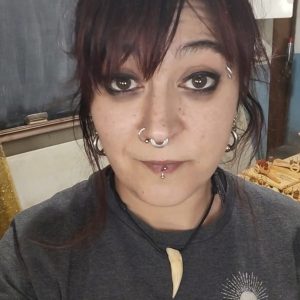 Sarinha explicando como calcar un debuxo en madeira