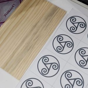 Madeira e folla con patróns de triskel para pirogravado