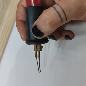 Pirógrafo de mango vermello con punta de latón
